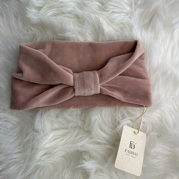 Accessories - NWTs Boutique Velour Headband in Blush